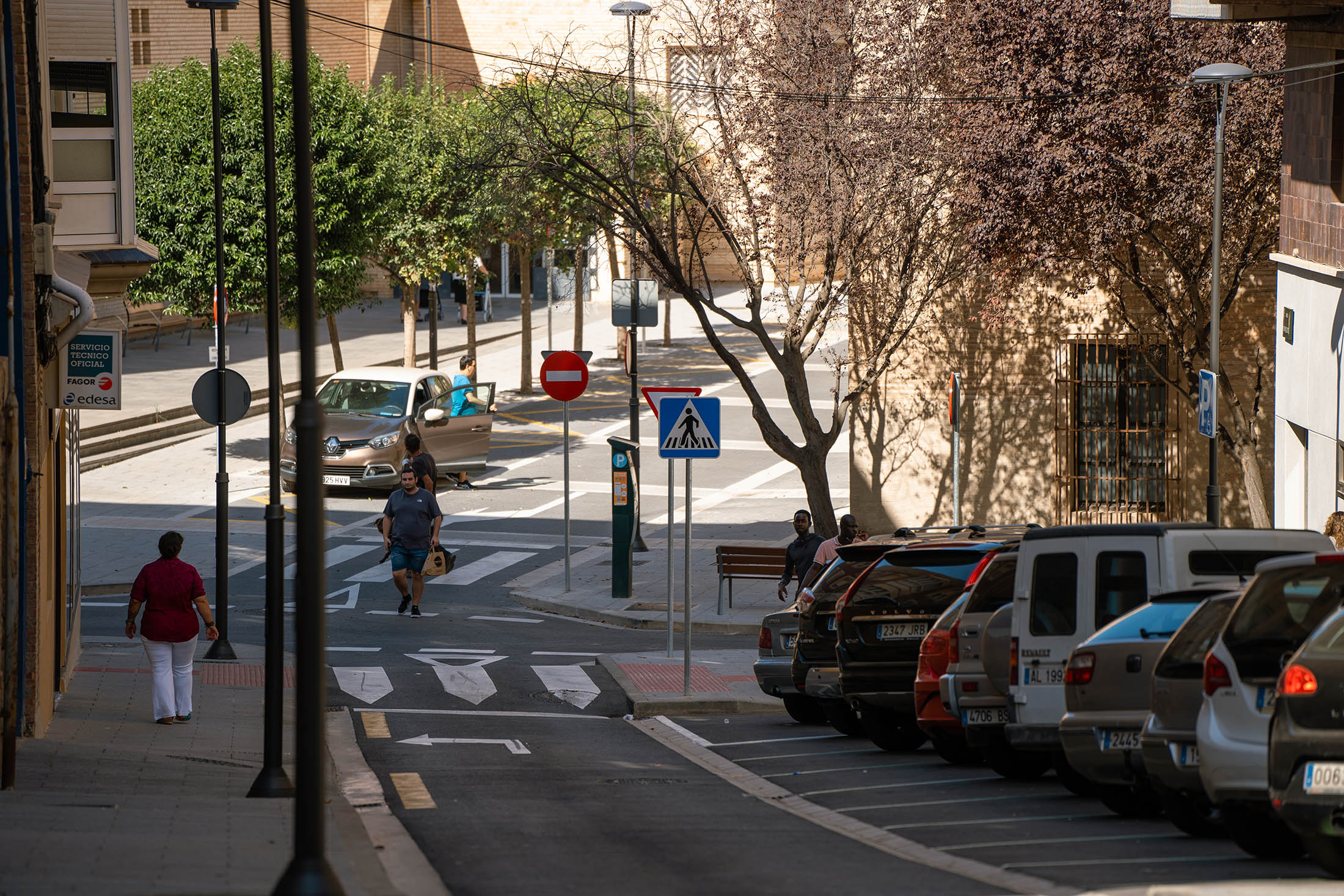 Vista a pie de calle de la nueva pavimentación, aceras amplias y pasos de cebra